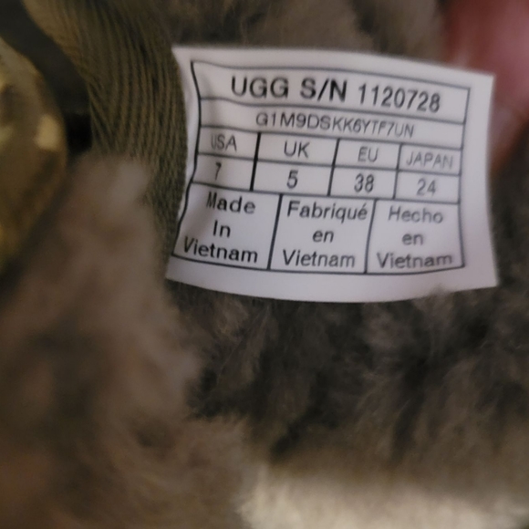 UGGS - Picture 3 of 3